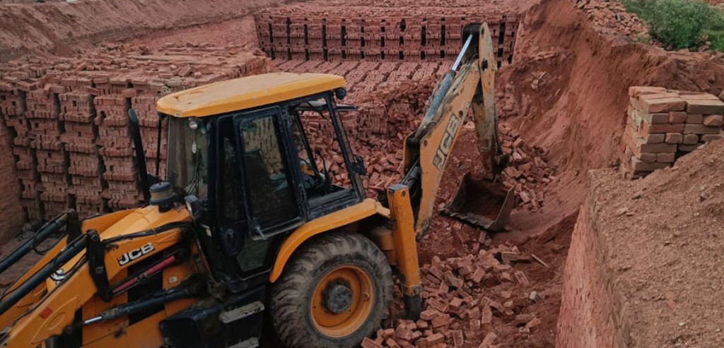 सर्लाहीमा इँटाभट्टाको पर्खाल खसेर पुरिएका तीन मजदुरको मृत्यु, दुई घाइते